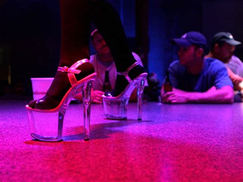 Striptease/Lapdance Find a prostitute Miki